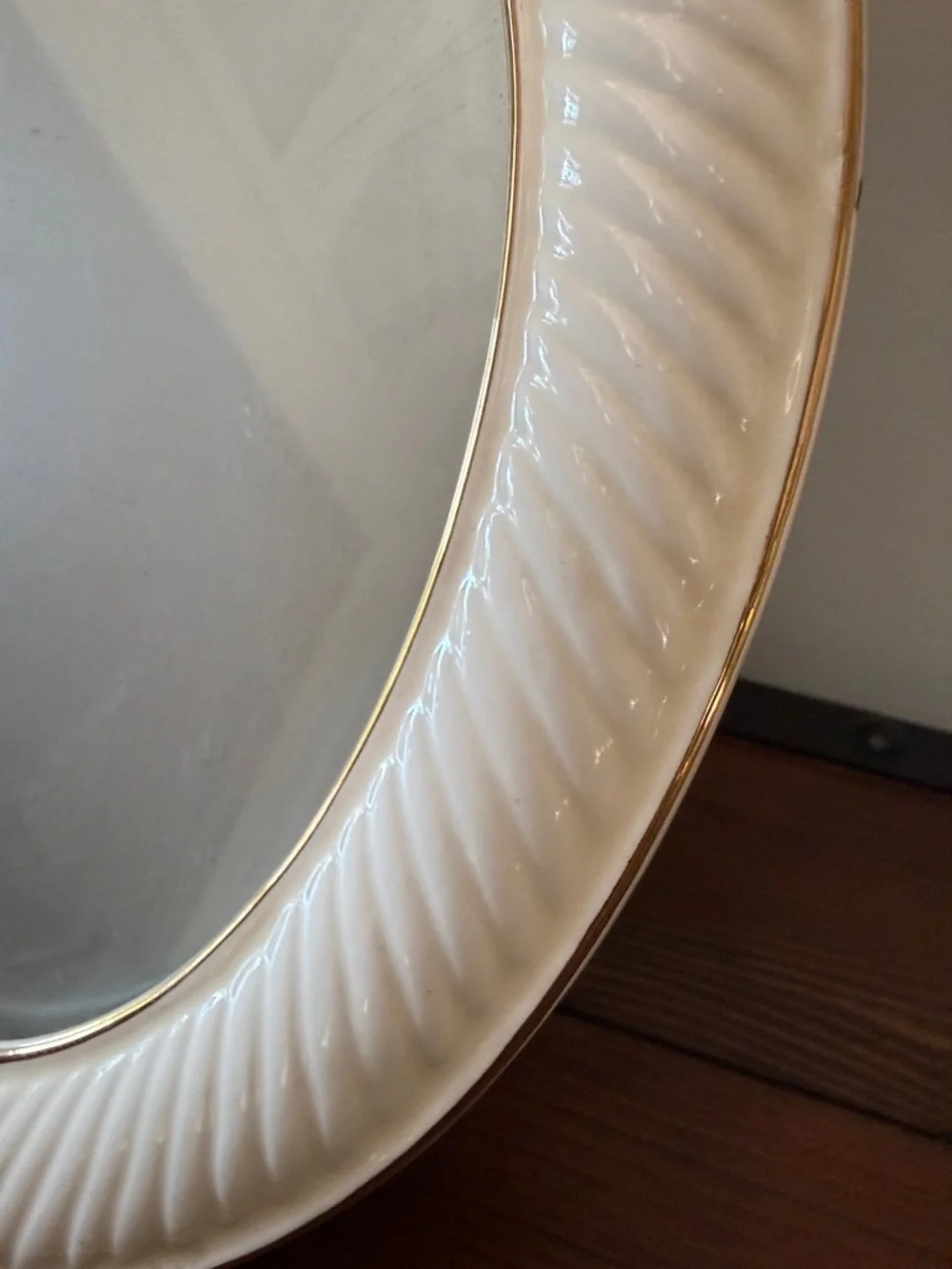 Classic White Gold Trim Porcelain Oval Photo Frame Lennox Style for 5”x7” pic